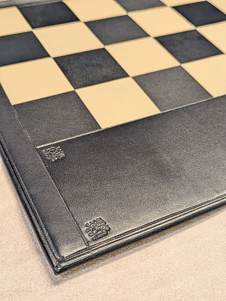 Création artisanale d'un jeu d'échecs en cuir