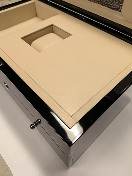 Gainage intérieur d'un coffret en cuir couleur crème