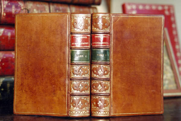 Restauration de la reliure d'un livre ancien du 18ème siècle